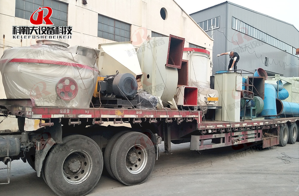 河南開(kāi)封客戶(hù)訂購雜骨雷蒙磨粉機已經(jīng)裝車(chē)發(fā)貨