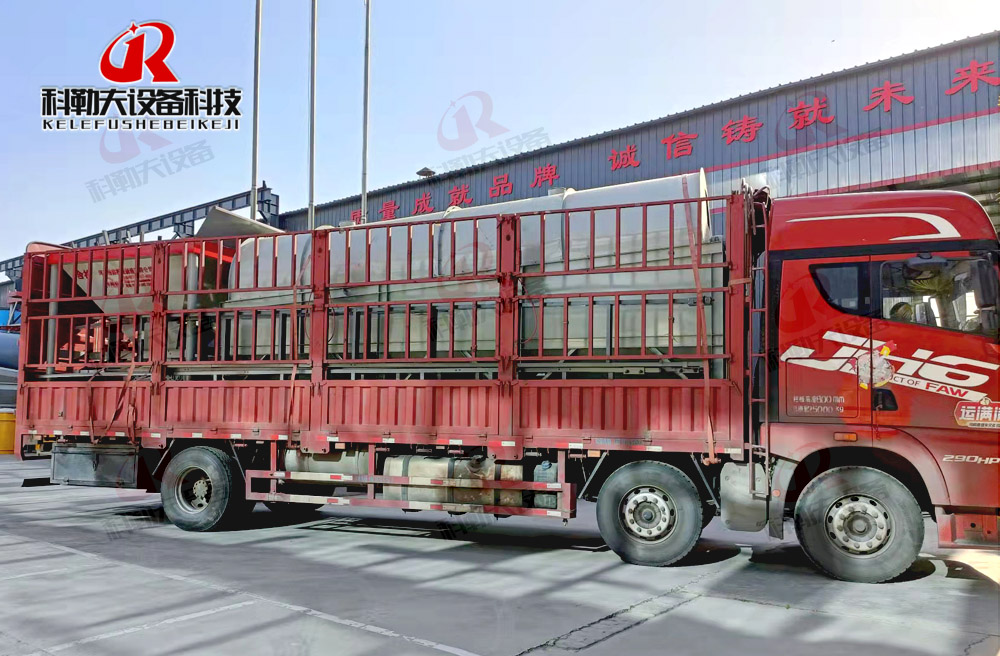全封閉式環(huán)保型沙石滾筒篩分設備發(fā)往浙江，搭配新型皮帶給料機